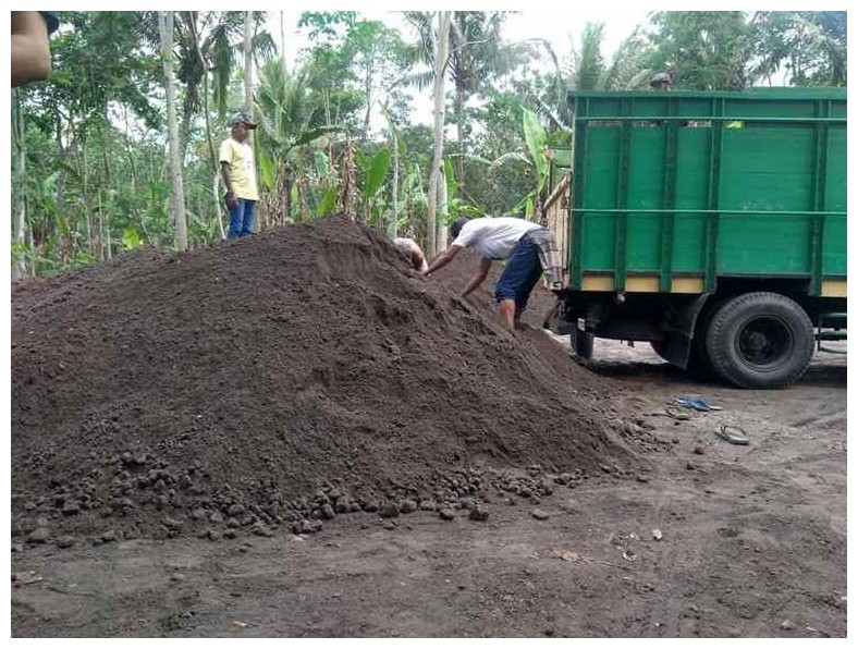 mengangkut pasir merapi ke truk