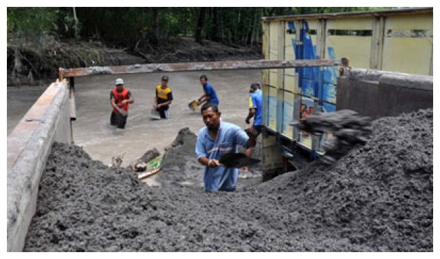 penambang pasir merapi sedang bekerja